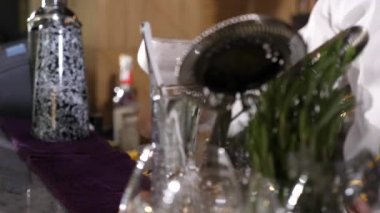 Dondurulmuş cam önünde koyarak barmen