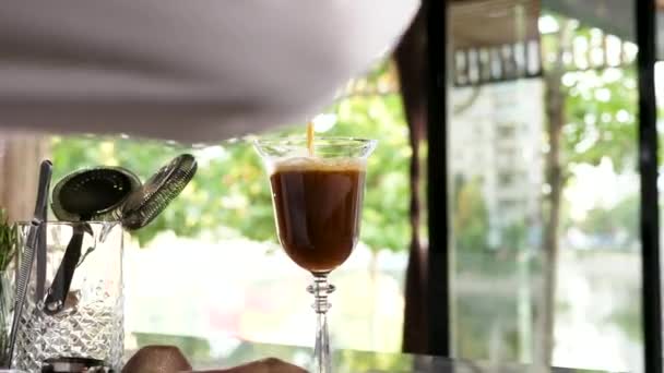 Закрыть бармена наливая кофе коктейль — стоковое видео