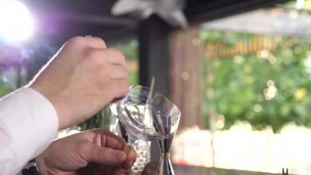 Barkeeper bereitet ein Glas zu — Stockvideo