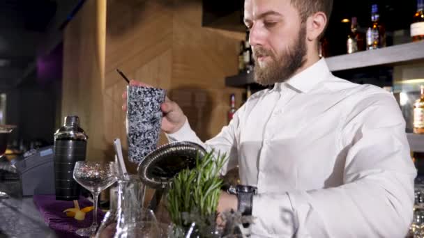 Barman proudí čerstvý koktejl vyrobený — Stock video