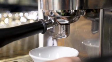 Beyaz bir kaba dökerek kahve