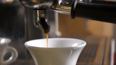 Beyaz bir kaba dökerek kahve
