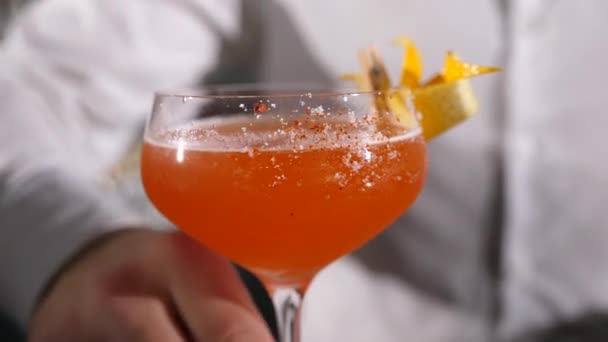 Barman een alcoholische cocktail op de voorgrond plaatsen — Stockvideo