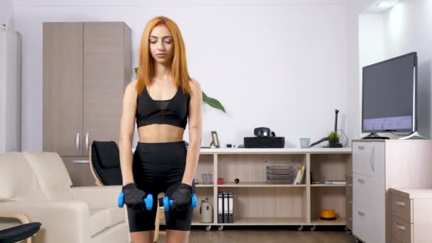 Árabe mulher de raça mista praticando esporte na sala de estar — Vídeo de Stock