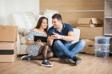 Onların yeni düz katında oturan genç güzel çift