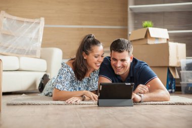 Çift sadece hareket ettirmek içinde yeni ev için mobilya alışveriş online