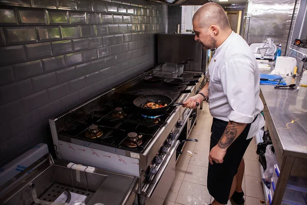 Masculino cozinhar fritas frutos do mar no fogão no restaurante da cozinha — Fotografia de Stock