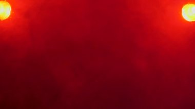 İki kırmızı ışıklar duman ve soyut duman bulutları taşıma