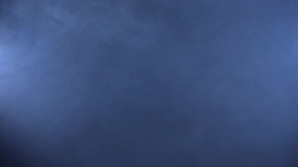 Siyah bir arka plan üzerinde yoğun ve dinamik duman bulutları — Stok video