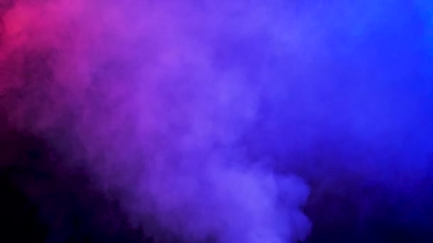 Fumée floue abstraite colorée s'élevant sur un fond noir — Video