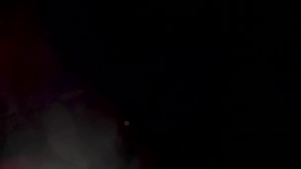 Flares de lentille capturés organiquement sur un fond noir 