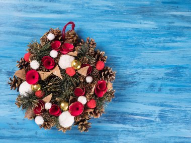 Chistmas mavi ahşap arka plan üzerinde küçük hediye kutuları ile dekorasyon kapı