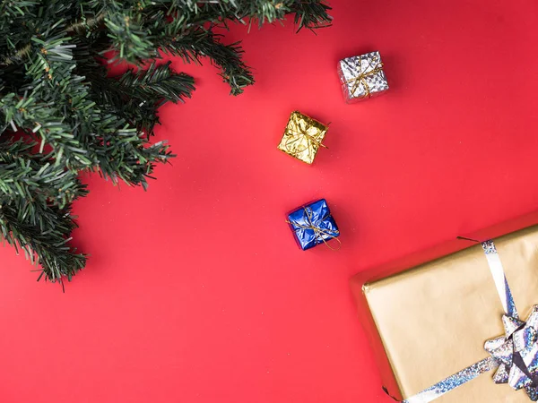 Рождественские подарки и елка на красном фоне — стоковое фото