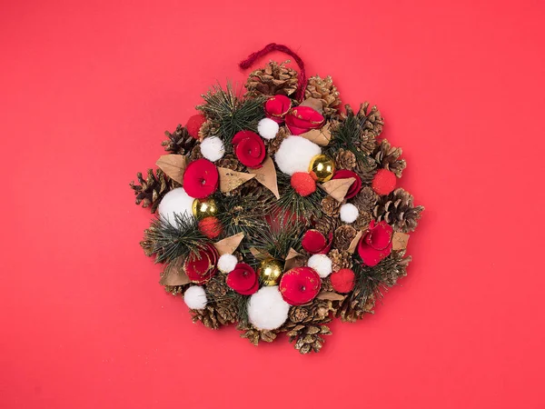 Gyönyörű Karácsonyi koszorú dekoráció, piros háttér — Stock Fotó