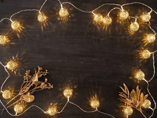 Felülnézet karácsonyi fények, fából készült háttér — Stock Fotó