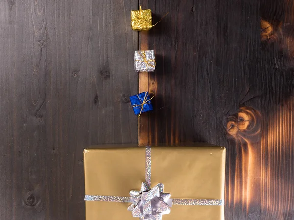 Рождественские подарочные коробки на старинном деревянном фоне — стоковое фото