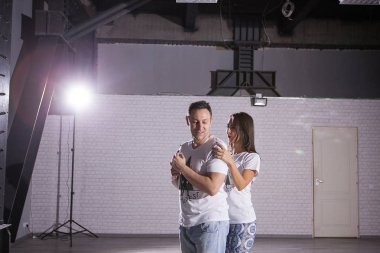 İyi bir an kizomba eşi ile olan çekici bir genç adam.