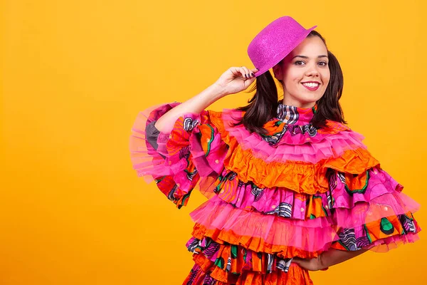 Jeune belle femme portant un costume latino mascarade — Photo