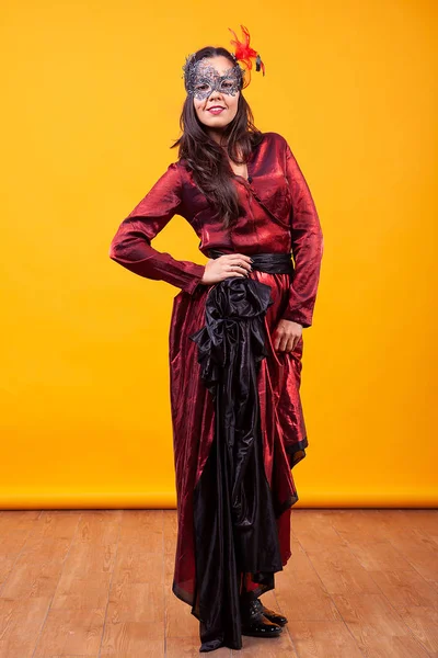 Hermosa joven con vestido rojo argentino . —  Fotos de Stock