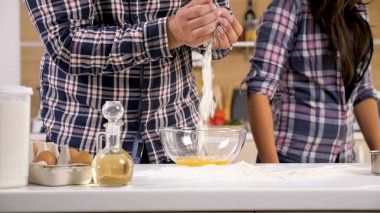 Kocası karısını uzakta ararken un ile eğleniyor