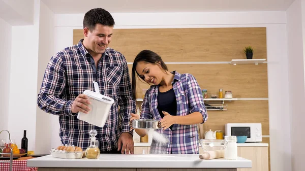 Retrato de pareja joven y feliz cocinando juntos en la cocina en casa. —  Fotos de Stock
