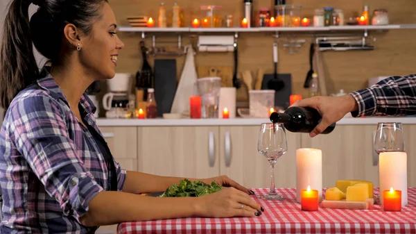 Schöne junge Frau, die einen süßen Moment mit ihrem Mann beim Abendessen genießt — Stockfoto