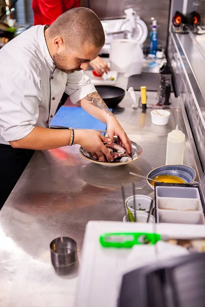 Chef tempero frutos do mar na cozinha restaurante — Fotografia de Stock