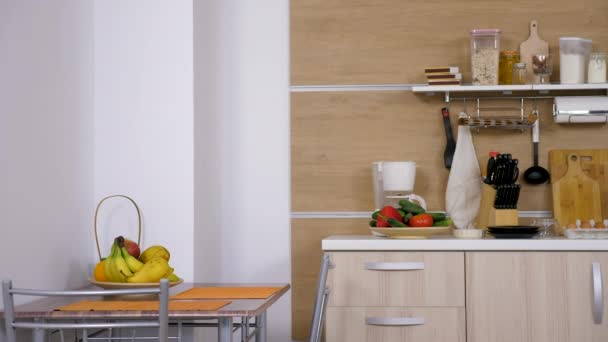 Cocina moderna con muchos accesorios de cocina en ella — Vídeos de Stock