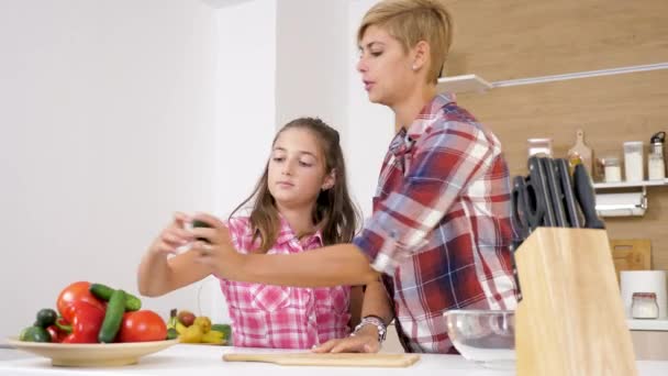 Madre de corte de pepino en la cocina tke — Vídeos de Stock