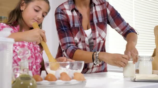 Mulher derramando leite na massa na cozinha — Vídeo de Stock