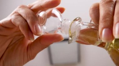 Aşağı bir şişeyle petrol açılış ve yağ drips görünümünü