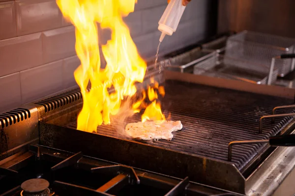 Chef fazendo peito de frango flambe — Fotografia de Stock