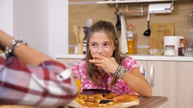 Genç kız pizza masada yemek