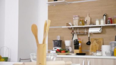 Kızı ve iki şişe süt ile mutfak önüne getirerek anne Dolly kaymak 4k görüntüleri