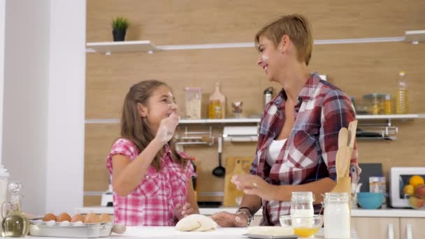 Familia feliz pasar un buen rato en la cocina — Vídeo de stock