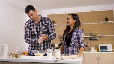 Genç karısı pişiriyor iken ona destek kocası için gösterilen