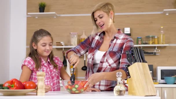 Жінка змішуючи салат у скляній мисці — стокове відео