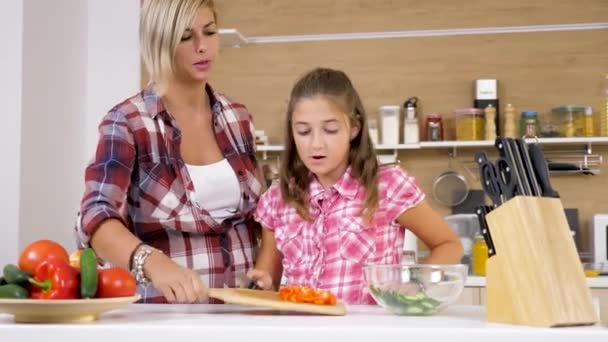 Anne ve kızı mutfak at salatası yapmak — Stok video