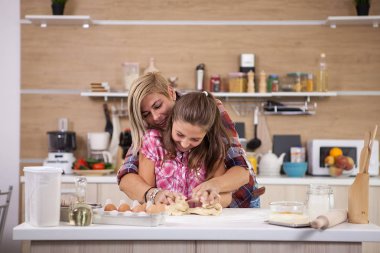 Genç kız ve Genç Anne yemek yaparken iyi duygu