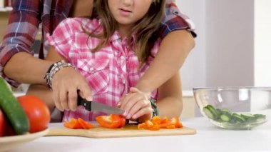 Genç kızı mutfak at yardımcı anne