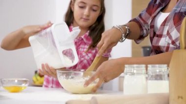 Anne ve kızı eğleniyor ve birlikte yemek