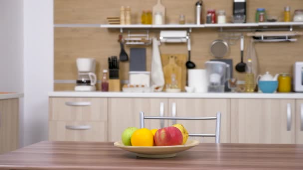 Frutas frescas en plato de madera sobre mesa — Vídeo de stock