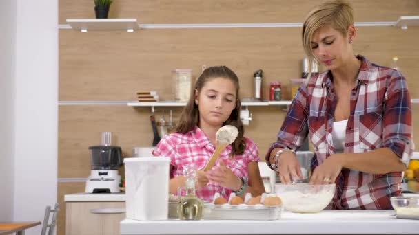 Hija y madre en la cocina amasan masa — Vídeo de stock