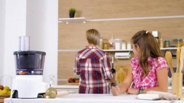 Bir kap un ile getirerek anne