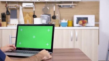Adam kadar sahte yeşil ekranlı laptop arıyorum mutfak at