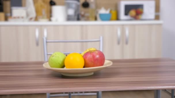 Увеличь на деревянной тарелке со свежими фруктами — стоковое видео