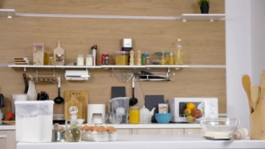 İki şişe süt ile mutfak önüne getirerek anne ve kızı