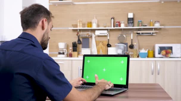 Homem digitando no teclado do computador na mesa — Vídeo de Stock