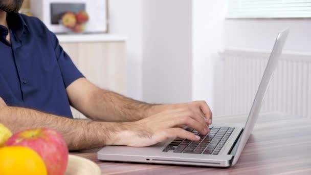 Hombre mano en primer plano escribiendo en el teclado de la computadora — Vídeos de Stock