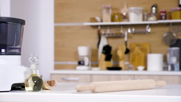Современная пустая кухня с различными кухонными принадлежностями — стоковое видео